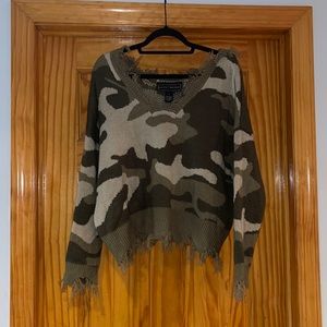 Polly & Esther camo sweater size Large